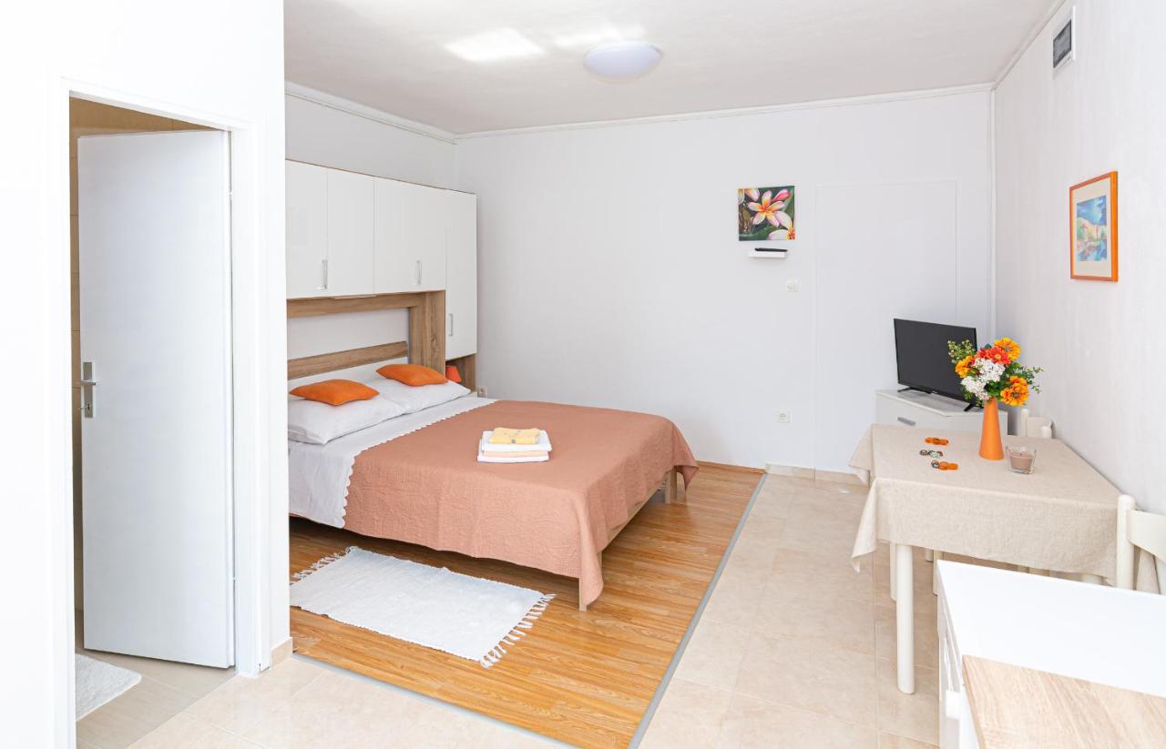 Apartments Luka Pag Town Exterior photo